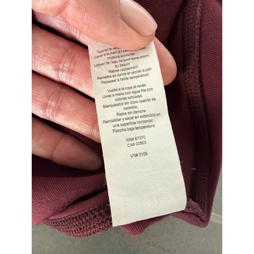 alo Yoga High Waist Capri Leggings with Sleek Desion Wine Womens Size XS - Picture 8 of 8